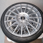 OZ Superturismo LM (ET37 7x17 195/40 R17)