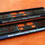 Bild 8: Blaue Kennzeichenhalter